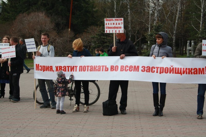 Жители дома выступили против стройки на их парковке